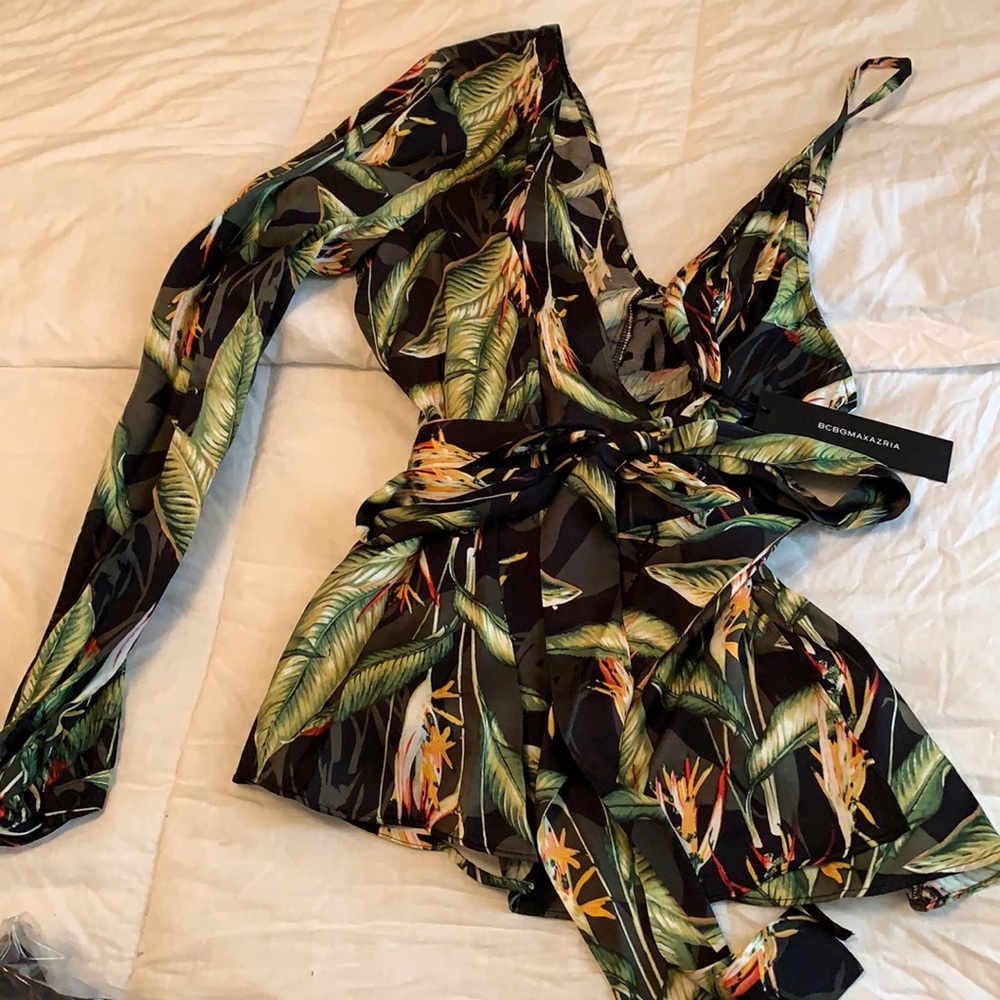 ♠️A beauty♠️ NWT Gorgeous printed 1 sleeved blouse